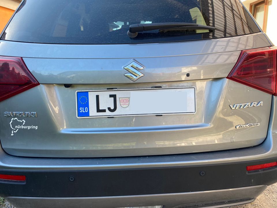 Nosilec pritrdi.me na avtomobilu stranke