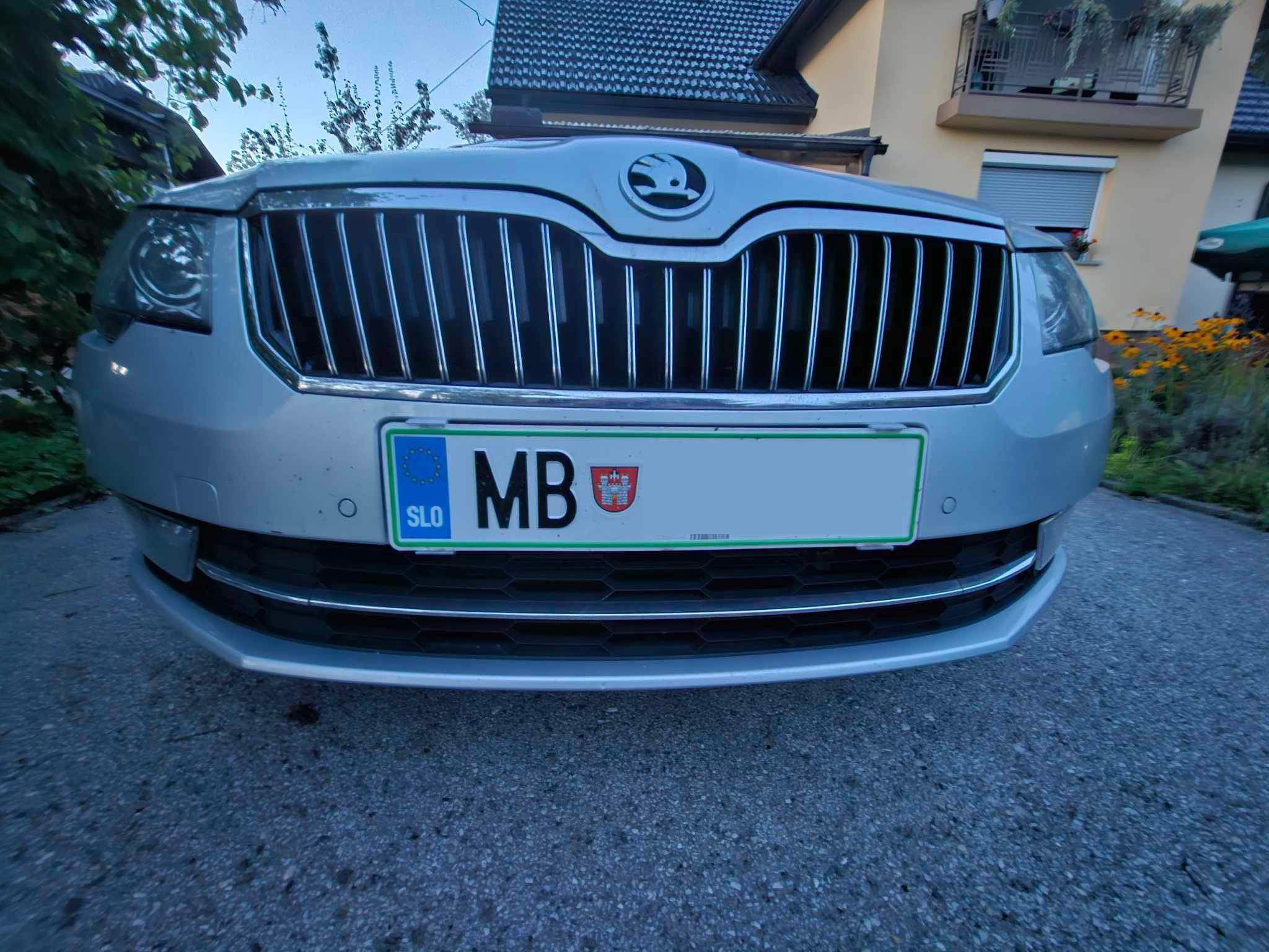Nosilec pritrdi.me na avtomobilu stranke