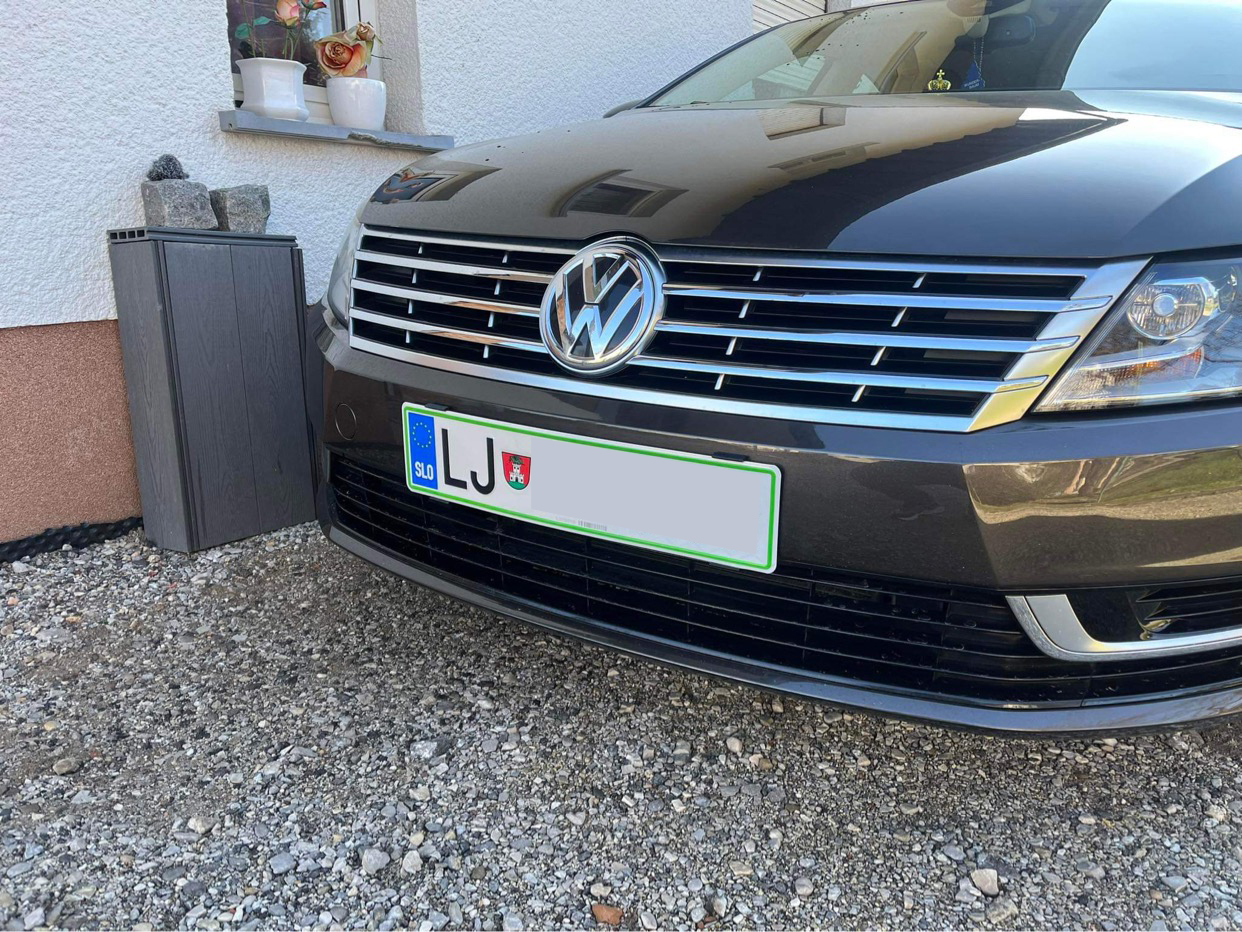 Nosilec pritrdi.me na avtomobilu stranke