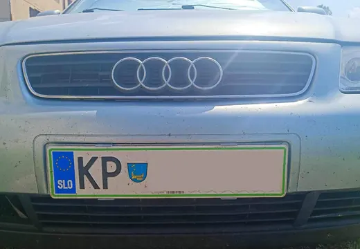 Audi A3 z nosilcem tablice Pritrdi.me