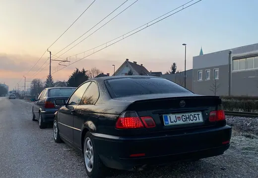 BMW 3 Series Coupé (E46) z nosilcem tablice Pritrdi.me