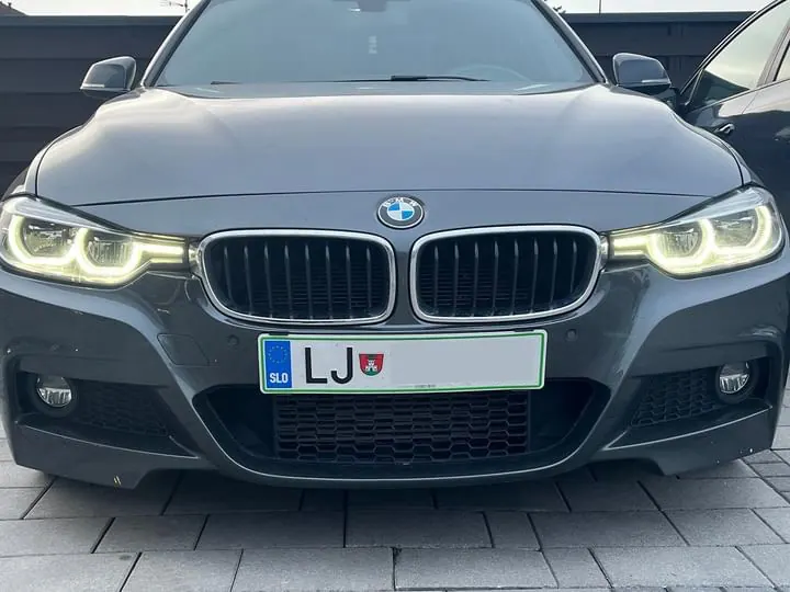 BMW 3 Series z nosilcem tablice Pritrdi.me