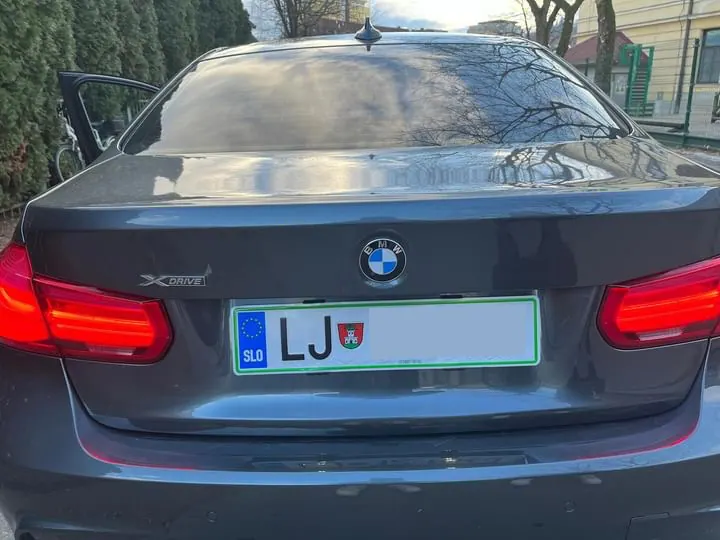 BMW 3 Series xDrive z nosilcem tablice Pritrdi.me