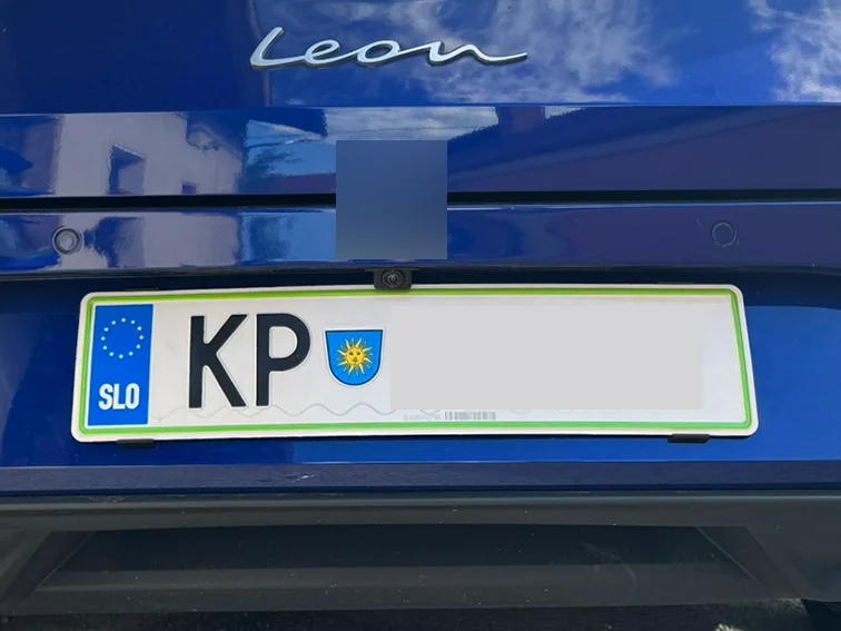 Isti avto s čistim nosilcem Pritrdi.me na sprednji tablici