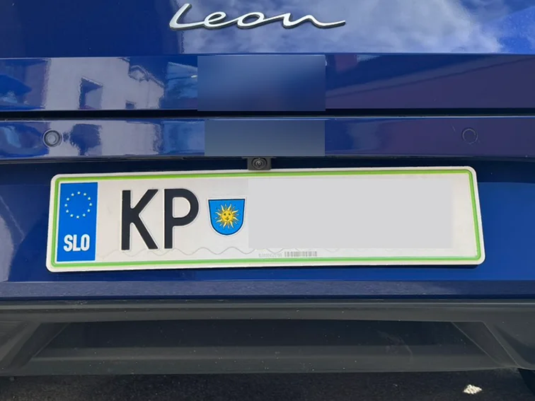 Dokončan nosilec Pritrdi.me na zadku Seat Leona