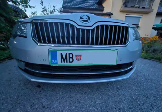 Škoda Octavia z nosilcem tablice Pritrdi.me