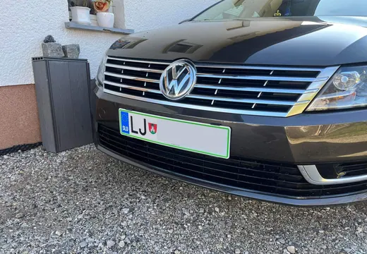 Volkswagen Passat CC z nosilcem tablice Pritrdi.me