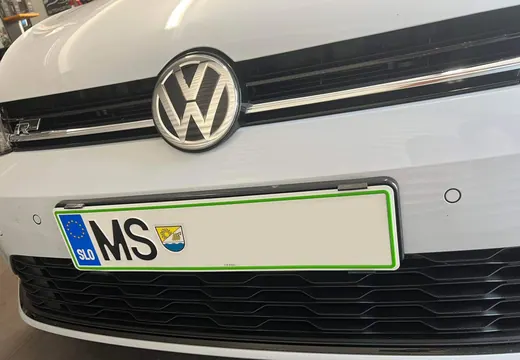 Volkswagen z nosilcem tablice Pritrdi.me